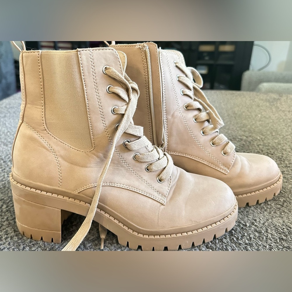 SM New York Beige Lace-Up Boots
